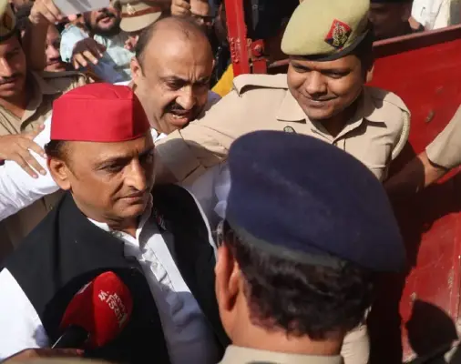 UP News: आजम खान से मिलने जेल पहुंचे अखिलेश यादव, अदीब भी साथ, सियासी हलचल तेज